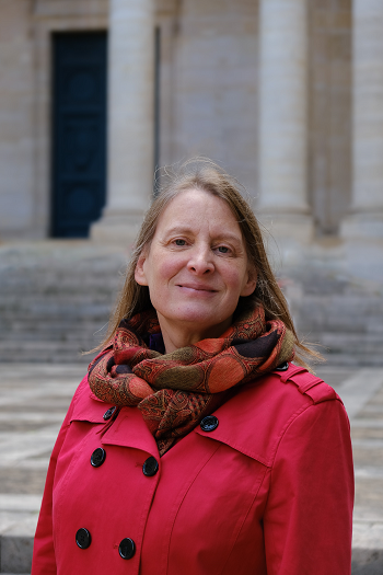 Cécile Reynaud dans la cour de la Sorbonne