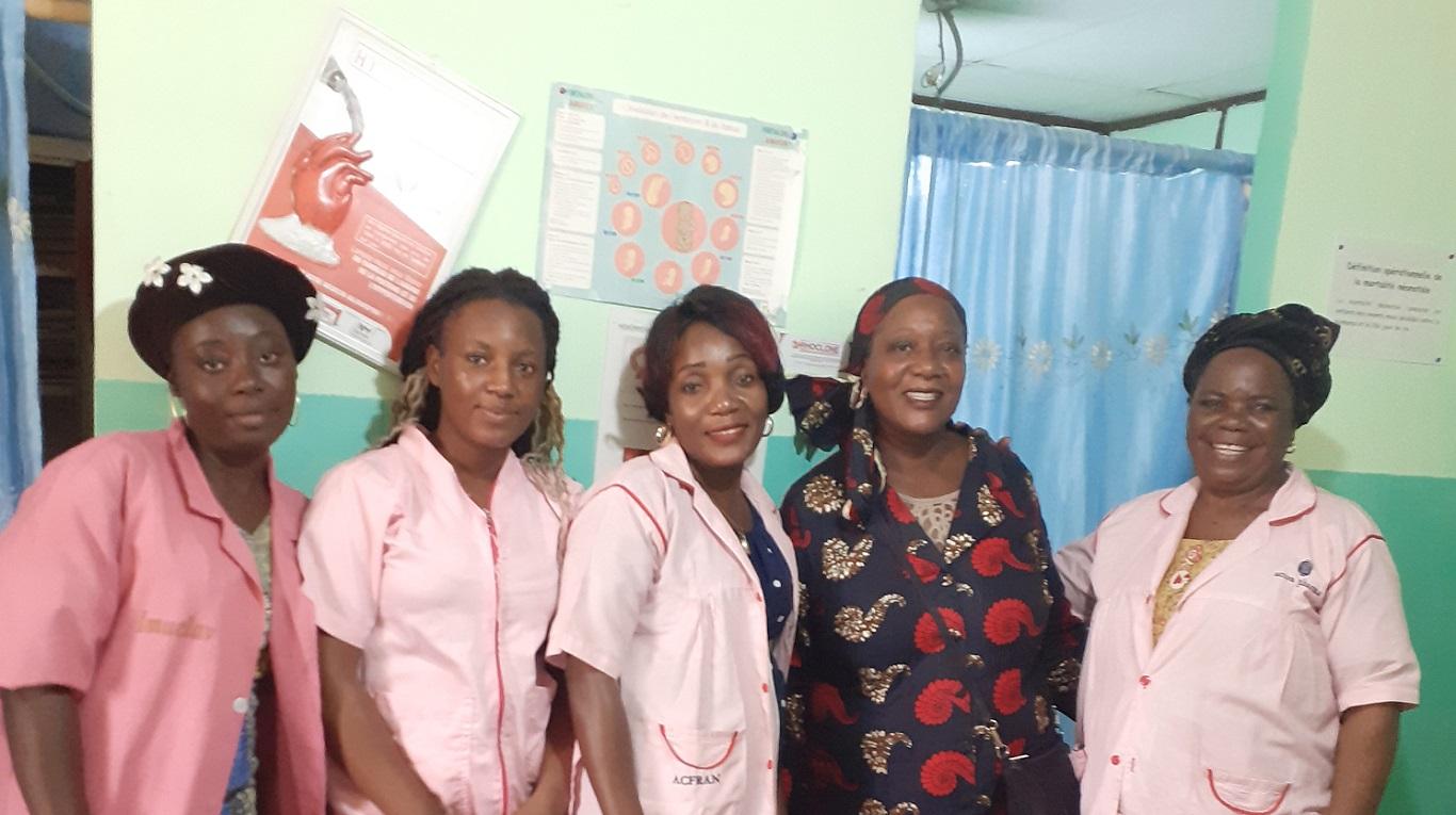 Lolita N’Sonde Senga (doctorante) avec l'équipe soignante suivi des femmes enceintes du CSI (Centre de Santé Intégrée) de Kibouéndé (Brazzaville).
